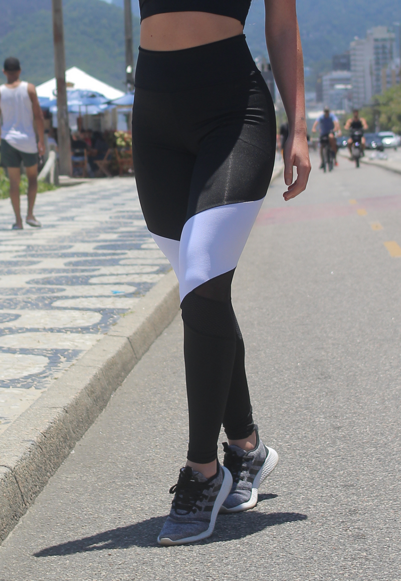 Calça Legging Cintura Alta Assimétrica com Detalhe em Tulê e Tela - Foto 3