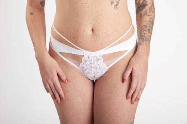 Calcinha Strappy de Renda e Microfibra